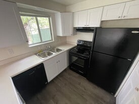 2121 E Barnett Rd in Medford, OR - Building Photo