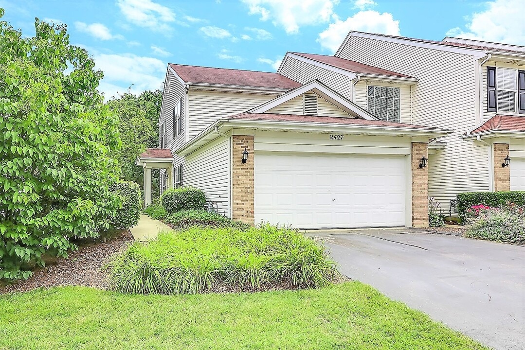 2427 Stoughton Cir in Aurora, IL - Building Photo