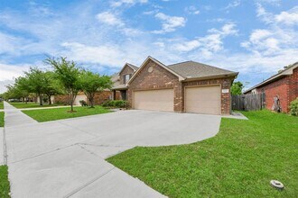 122 Persimmon Dr in Baytown, TX - Building Photo - Building Photo