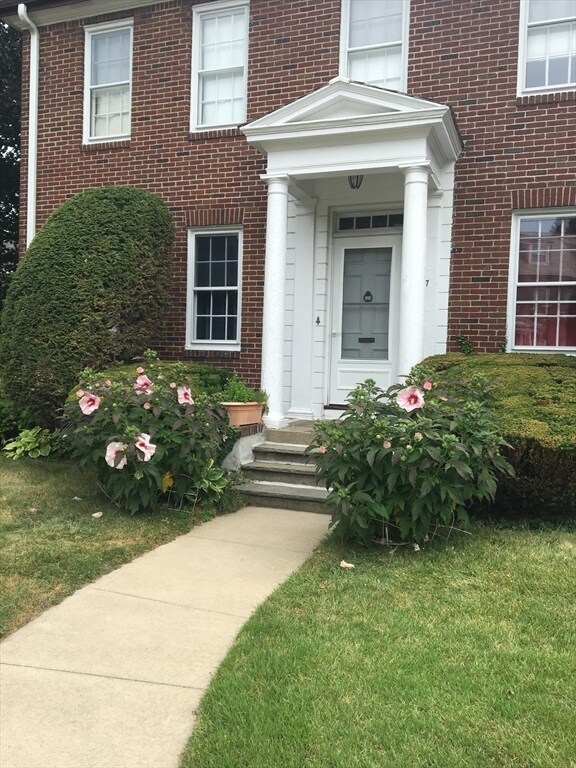 24 Hunnewell Cir in Lowell, MA - Foto de edificio - Building Photo