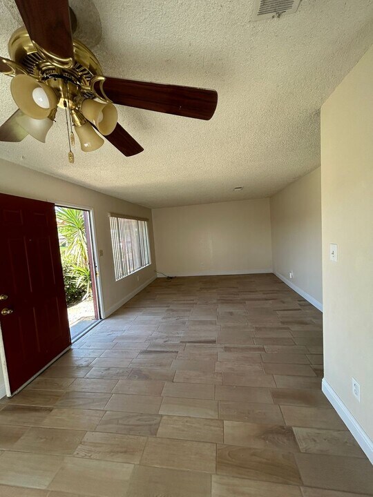 954 Greenfield Ave in Hanford, CA - Building Photo