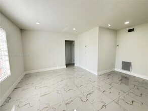 617 SW 11th St in Miami, FL - Foto de edificio - Building Photo