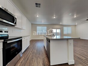 6038 Theodore St in North Las Vegas, NV - Foto de edificio - Building Photo