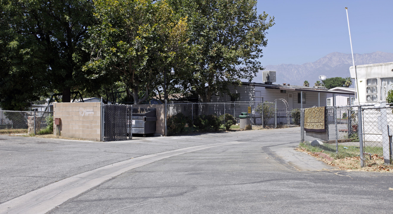 Sierra Vista Estates in Fontana, CA - Foto de edificio