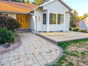 5530 SW Coronado St in Portland, OR - Building Photo - Building Photo