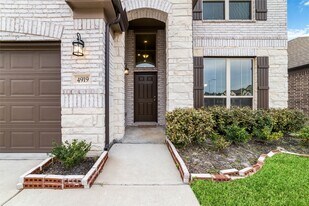 4919 Vly White Oak Ln in Houston, TX - Building Photo