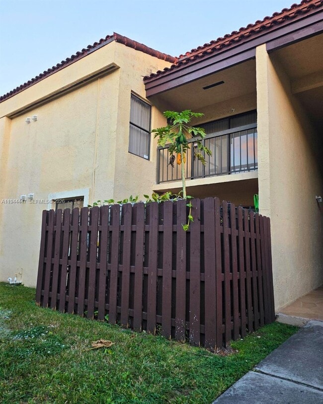 680 W Park Dr in Miami, FL - Foto de edificio - Building Photo