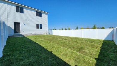 1394 N Wilhelm Way in Post Falls, ID - Building Photo - Building Photo