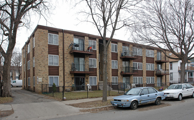 2740 Pleasant Ave S in Minneapolis, MN - Foto de edificio - Building Photo