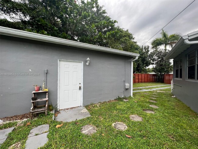 11120 W Biscayne Canal Rd in Miami, FL - Building Photo - Building Photo