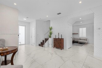 10373 NW 68th Ter in Doral, FL - Building Photo - Building Photo