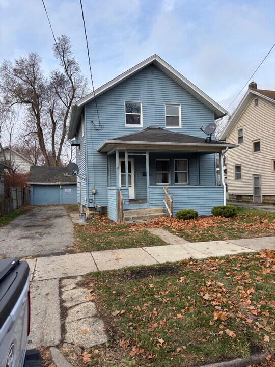 1310 S Jackson St in Jackson, MI - Foto de edificio