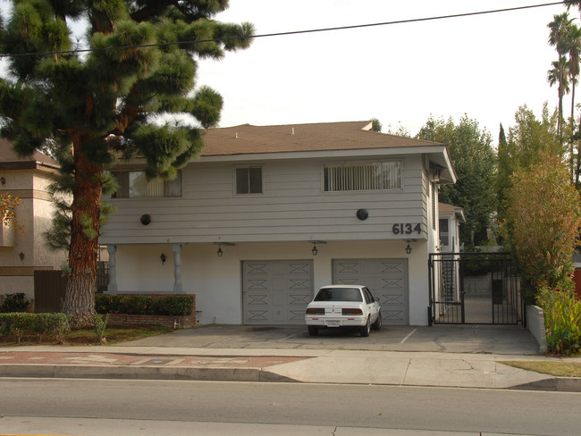 6134 Hazeltine Ave in Van Nuys, CA - Foto de edificio - Building Photo