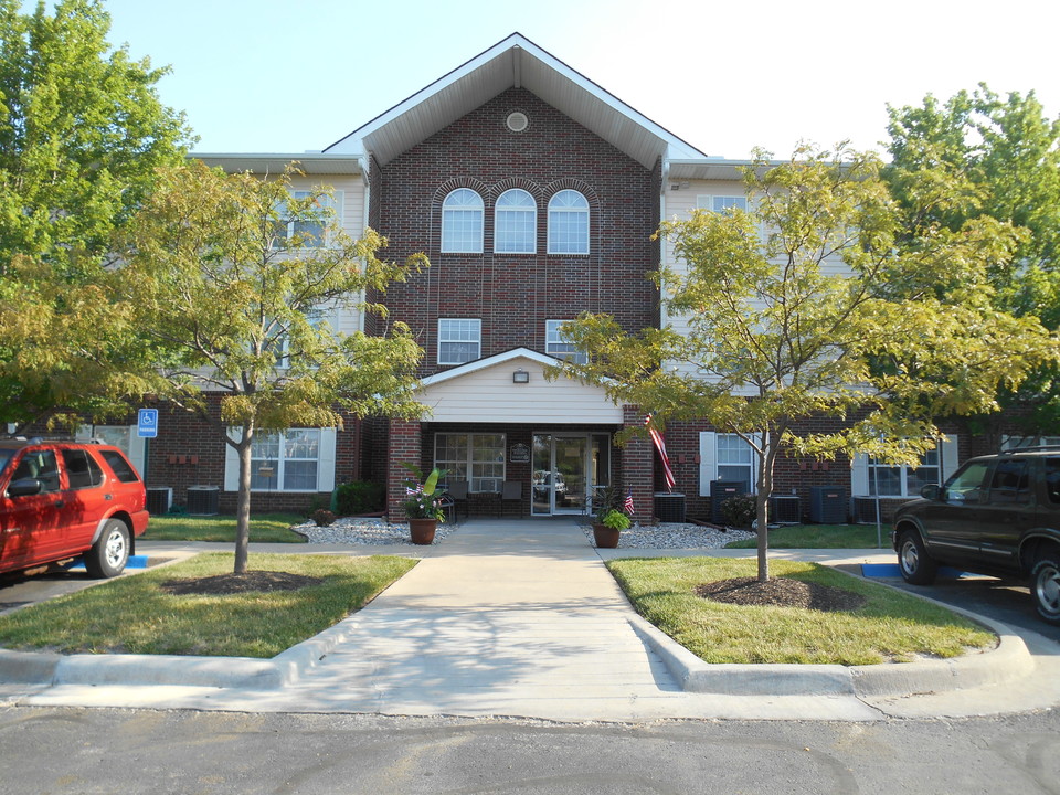 Wyndam Place in Shawnee, KS - Building Photo