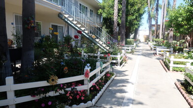 Narbonne Apartments in Lomita, CA - Foto de edificio - Building Photo