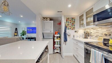 6840 SW 45th Ln in Miami, FL - Building Photo - Building Photo