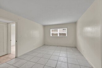 2241 NW 59th Terrace in Lauderhill, FL - Foto de edificio - Building Photo