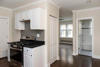 3829 N Greenview Ave, Unit 3817-2E in Chicago, IL - Foto de edificio - Building Photo