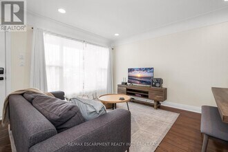 16 Golden Blvd E in Welland, ON - Building Photo - Building Photo