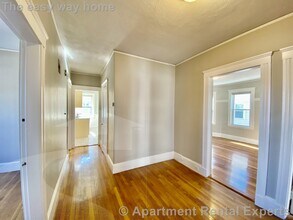36 N Beacon St, Unit #2 in Allston, MA - Foto de edificio - Building Photo