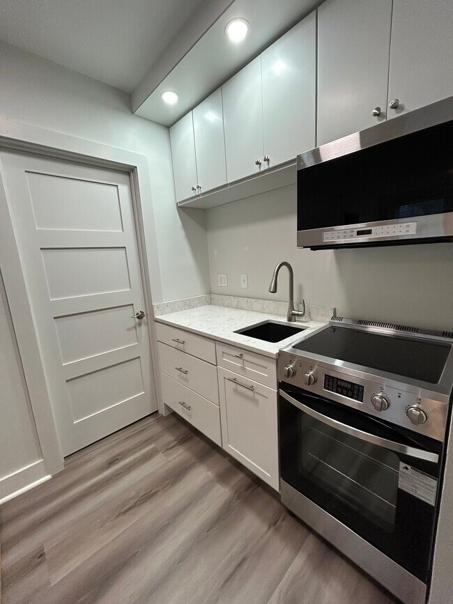 323 Water St, Unit Apartment 1 in Gardiner, ME - Building Photo - Building Photo