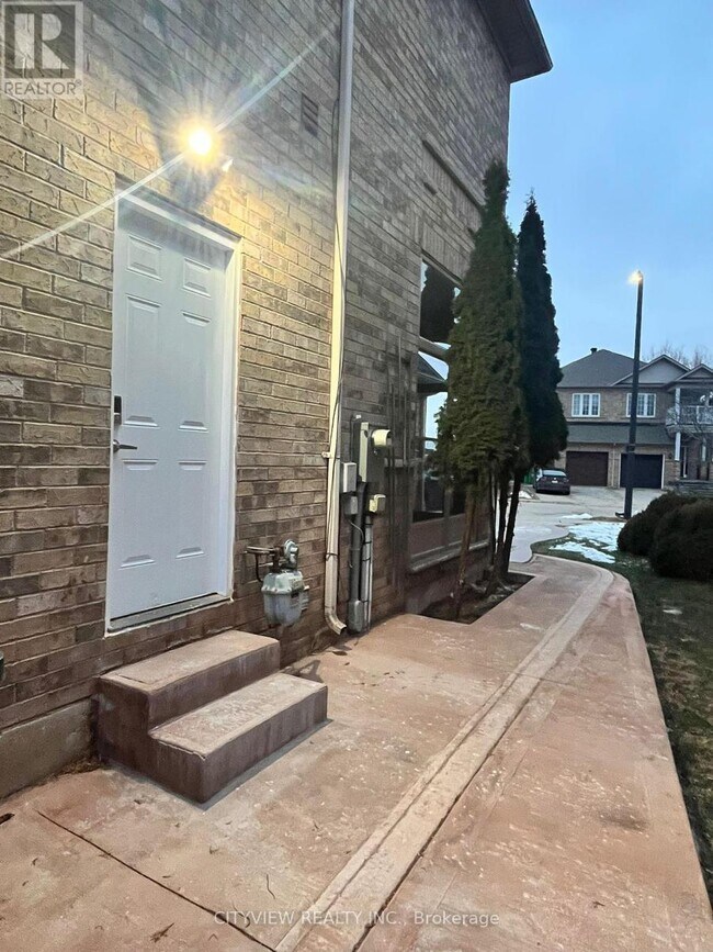 3432 Fountain Park Ave in Mississauga, ON - Building Photo - Building Photo