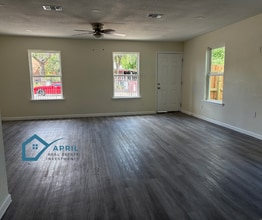 1927 W Mayfield Blvd, Unit 1 in San Antonio, TX - Building Photo - Building Photo