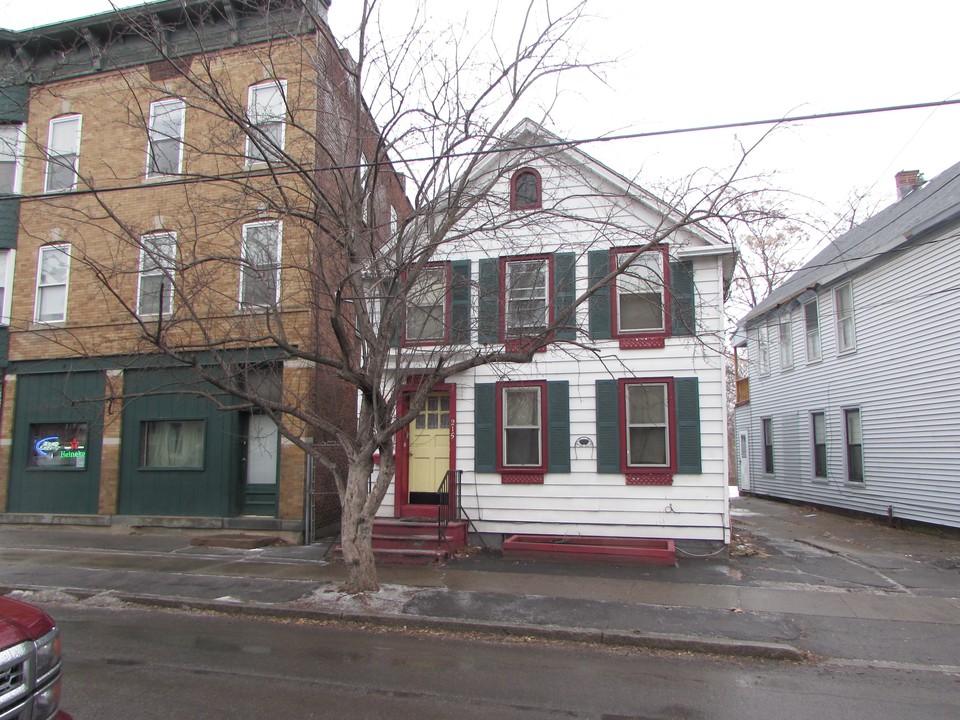 215 Front St in Schenectady, NY - Building Photo