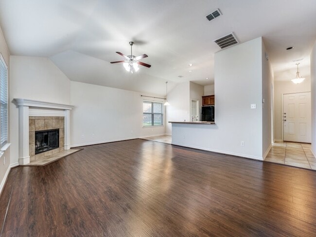 3605 Chapel Hill Lane, Unit 1621-170 in Denton, TX - Foto de edificio - Building Photo