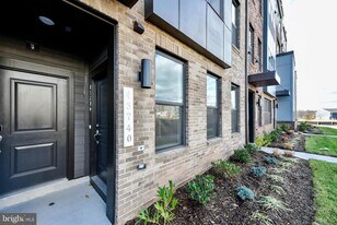 43740 Transit Sq in Ashburn, VA - Building Photo