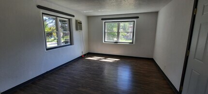 440 W Main St, Unit 4 in Decatur, IL - Foto de edificio - Building Photo