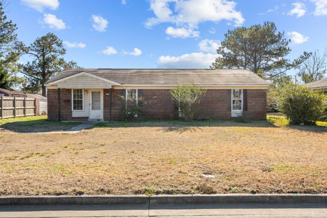 6800 Parker Farm Dr in Wilmington, NC - Building Photo - Building Photo