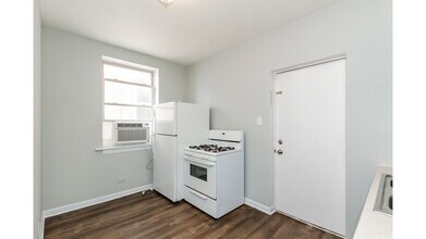 4502 W Fullerton Ave-Unit -2 in Chicago, IL - Building Photo - Building Photo