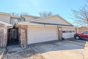 922 Shady Creek Ln in Bedford, TX - Building Photo