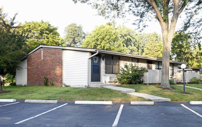 Meadowood Apartments in Temperance, MI - Building Photo - Building Photo