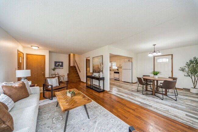 8416 Airline Ave in Urbandale, IA - Building Photo - Building Photo