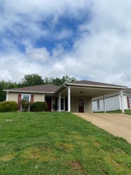 121 Tomlinson Dr in Starkville, MS - Building Photo