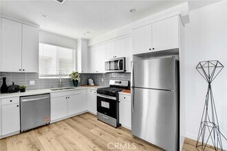 6752 Vanowen St in North Hollywood, CA - Building Photo - Building Photo