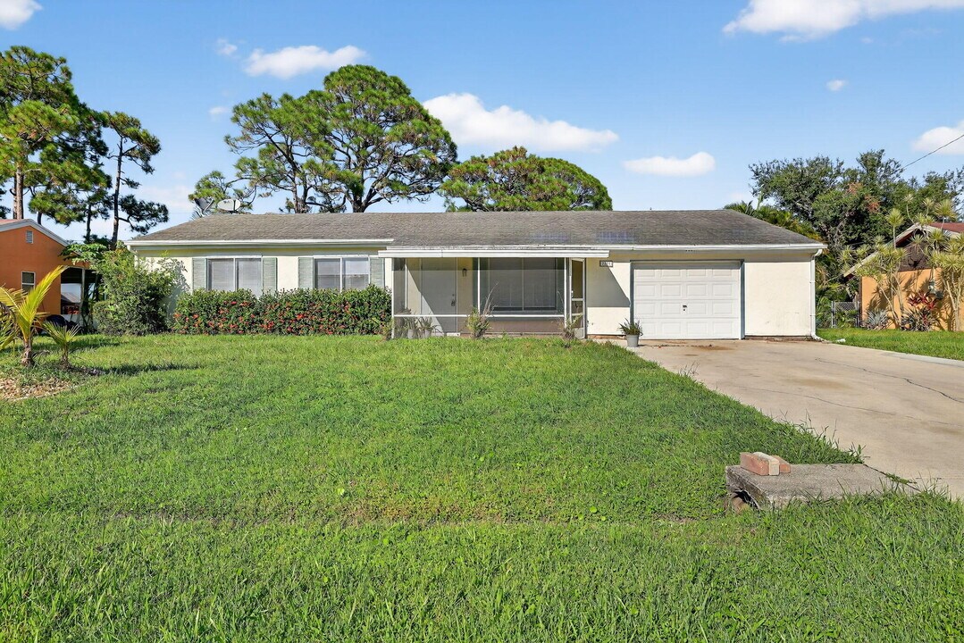 2231 SE Shelter Dr in Port St. Lucie, FL - Foto de edificio