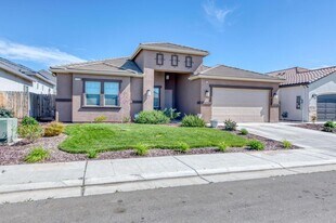 715 Alpine Wy in Madera, CA - Building Photo