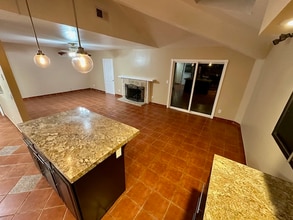 381 E Emerson St in Chula Vista, CA - Foto de edificio - Building Photo