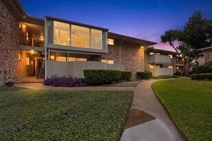 7812 Royal Ln in Dallas, TX - Building Photo