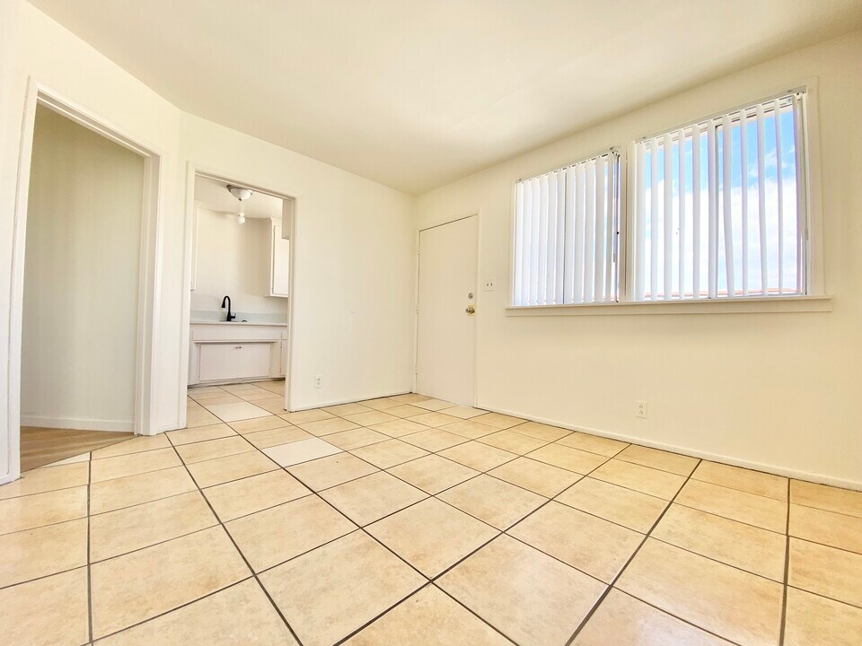 1425 W Jefferson Blvd in Los Angeles, CA - Building Photo