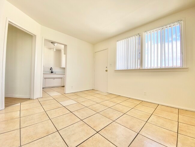 property at 1425 W Jefferson Blvd