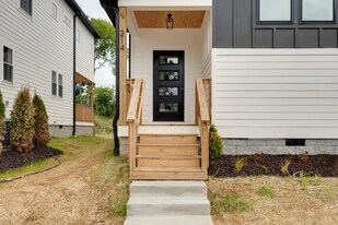 214 Eisenhower Dr in Nashville, TN - Building Photo