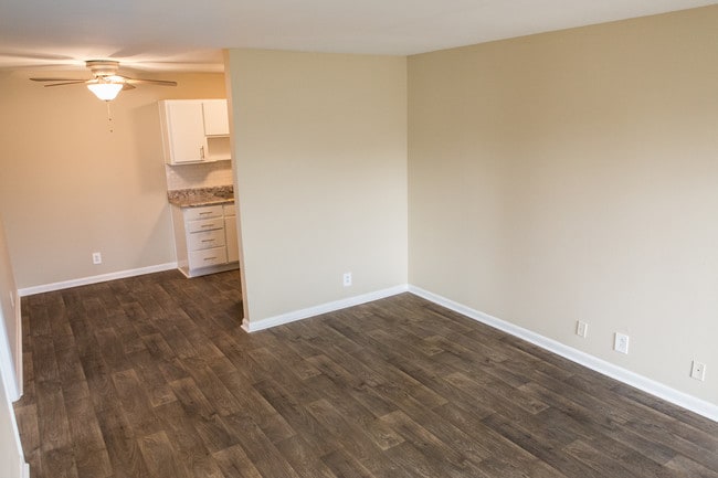 Condos @ The Villager in Murfreesboro, TN - Building Photo - Building Photo