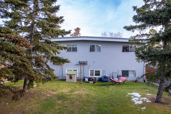 407 Huntsville Cres NW in Calgary, AB - Building Photo - Building Photo