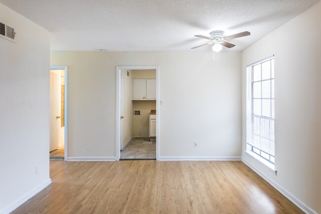 Oakwood Meadows Estates in Memphis, TN - Foto de edificio - Interior Photo