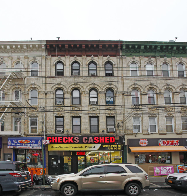 135 Wyckoff Ave in Brooklyn, NY - Foto de edificio - Building Photo