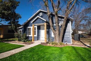 981 W Oak St in Stephenville, TX - Building Photo